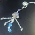 Irisierender Quallen-Handyanhänger mit lila Sternen und blauen Perlen auf Samt - Handykette / Weiß