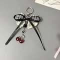 Portachiavi con fiocco a quadretti, ciondoli a ciliegia rossi e stella in argento - Stile Quadri Nero (款4)