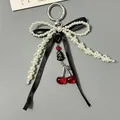 Portachiavi con fiocco di perle elegante con nastro nero e ciondolo ciliegia - Ciliegia Rossa di Natale / Nero