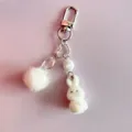 Dettaglio portachiavi a forma di coniglio soffice con anello a cuore e catena perlata - Stile 3
