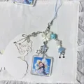 Portachiavi con cornice in acrilico anime blu con perline a stella e ciondoli in metallo - Stile Ragazza con Cappello di Paglia Fresco Versione Cordino Blu / Lettera A