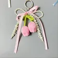 Detalle de colgante de tulipán rosa hecho a mano con perlas y lazo para bolsos y llaves - Estilo de Tulipa Rosa