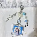 Portachiavi con cornice per foto in acrilico, ciondoli blu e bianchi e dettagli argentati - Stile Ragazza con Sorriso Dolce Versione Gancio a Cuore / Lettera B