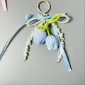 Llavero de tulipán tejido a mano con perlas blancas y lazo de cinta de satén - Estilo Tulipán Azul Claro