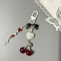 Details vom Kirsch-Perlenanhänger für Handy mit schwarzer Schleife und Herzanhänger - Rot Schwarz Kirsche D-Schnalle Anhänger (B)