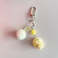 Portachiavi cane di peluche giallo con pompon bianco e piccolo ciondolo a stella - Stile 4