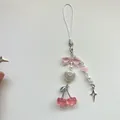 Nahaufnahme eines rosa Kirsch-Anhängers mit Perlenherz und Schleife für Taschen und Handys - Rosa Kirsche Handyschlaufe (C)