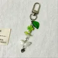 Frischer grüner Kleeblatt-Schlüsselanhänger mit weißen Blumenperlen und Herzanhänger - Klee Schmetterling Blume Schlüsselanhänger Stil (D)