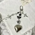 Portachiavi a cuore in metallo argento Y2K con farfalla nera e ciondoli a stella - Stile Fiocco Metallico (款1)