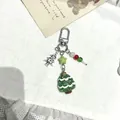 Nahaufnahme vom grünen Harz Weihnachtsbaum Schlüsselanhänger mit Silberstern - Grüner Glitzer-Weihnachtsbaum & Ausgeschnittener Weihnachtsbaum-Stil (Stil 1)