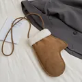 Sac bandoulière en daim en forme de moufle marron avec bordure en sherpa blanc - Glove Shape Without Charm / Marron