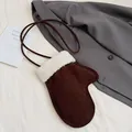 Sac bandoulière en velours côtelé marron en forme de moufle avec bordure en peluche - Glove Shape Without Charm / Café