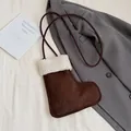 Sac bandoulière en daim marron en forme de botte avec bordure en fausse fourrure blanche - Boot Shape Without Charm / Café