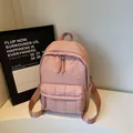 Mochila acolchada rosa loto con correas de letras y almacenamiento de varios bolsillos - Rosa
