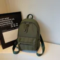 Mochila de nailon acolchada en verde oliva para mujer con tiradores de cremallera - Verde
