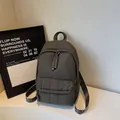 Sac à dos matelassé gris foncé en nylon avec bretelles lettrées et texture moelleuse - Gris