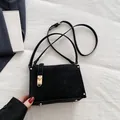 Bolso bandolera negro de estilo minimalista con cierres dorados y remaches decorativos - Negro