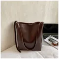 Sac seau vintage en cuir ciré marron avec fines bandoulières dans un décor de style de vie - Marron