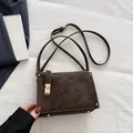 Bolso bandolera vintage marrón oscuro con cierre metálico dorado y acabado texturizado - Marrón