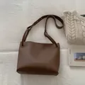 Μινιμαλιστική σκούρα καφέ δερμάτινη τσάντα με φαρδύ ιμάντα ώμου για γυναίκες - Καφέ