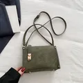 Bolso de mujer minimalista verde oscuro en cuero mate con cierre dorado - Verde