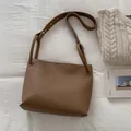 Μεγάλη σκούρα καφέ δερμάτινη τσάντα tote με φαρδύ ρυθμιζόμενο ιμάντα ώμου - Καφέ