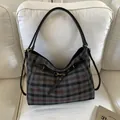 Grand sac cabas à carreaux vintage avec bandoulières en cuir noir et boucles dorées - Carreaux Noirs