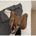 Bolso bombonera marrón caramelo con correa tejida de colores y logotipo grabado - Caqui