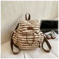 Gestreifter Plüschrucksack in Braun und Weiß mit Leder-Logo und Kordelzugverschluss - Ohne Anhänger / Braun Gestreift
