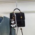 Zaino nero opaco con cuciture bianche e portachiavi a forma di schnauzer peluche - nero con ciondolo