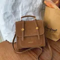 Zaino minimalista marrone caramello da donna con morbida texture scamosciata e manico - Marrone senza ciondoli