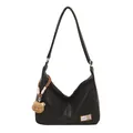 Grand sac fourre-tout noir avec breloque ours et bandoulière réglable sur fond blanc - Avec Pendentif / Noir