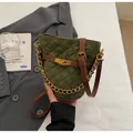 Borsa a secchiello in pelle scamosciata verde scuro con catena dorata e chiusura retrò - Verde