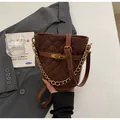 Borsa a secchiello in camoscio trapuntato marrone con catena oro e fibbia vintage - caffè