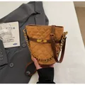 Borsa a secchiello in camoscio cammello con trama trapuntata e chiusura a scatto - Cachi