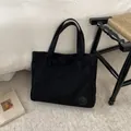 Bolso tote minimalista de ante sintético negro con logotipo circular para mujer - Negro