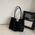 Borsa tote minimalista nera in finta pelle scamosciata con lacci e spalline sottili - Nero