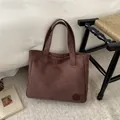 Bolso tote grande minimalista de ante marrón con asas anchas para el trabajo - Marrón