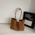 Borsa tote vintage in ecopelle marrone con elegante nodo laterale e sottili spalline - Marrone