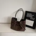 Borsa tote retrò marrone scuro con cinturini decorativi e finitura in finta pelle scamosciata - caffè