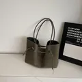 Borsa tote grigia minimalista di grande capacità con lacci decorativi e finitura opaca - Verde