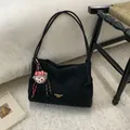 Sac cabas noir mat avec lettrage doré, fines bandoulières et un pendentif ours en peluche - Noir