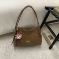 Sac à épaule en cuir marron avec lettrage doré et charmant pendentif d'ours en peluche - Marron