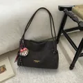 Sac fourre-tout minimaliste marron foncé en cuir avec petit pendentif ours - Marron