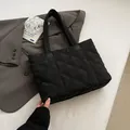 Borsa tote imbottita nera con motivo a rombi trapuntato e grande capacità interna - Nero
