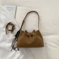 Braune Vintage-Eimertasche aus Wildleder mit Zierschnalle und Quasten mit Schultergurten - Braun