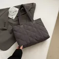 Borsa tote trapuntata grigio scuro con grande capacità e spallacci rinforzati - Grigio
