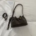Retro dunkelbraune Wildleder Beuteltasche mit Gold-Schnalle und verstellbarem Schultergurt - Braun