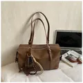 Braune Zylindertasche aus Ölwachsleder mit Dackel-Anhänger und Schokoladen-Charm - Braun
