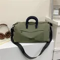 Bolso de viaje en tela Oxford verde oliva con correas negras en soporte de exhibición - Verde